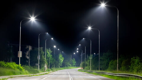 Beleuchtete Straße bei Nacht