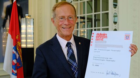 Staatsminister Wintermeyer mit der Förderzusage