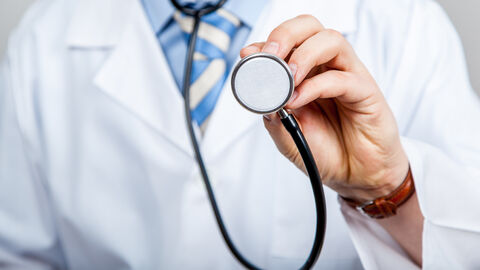 Ein Arzt hält ein Stethoskop