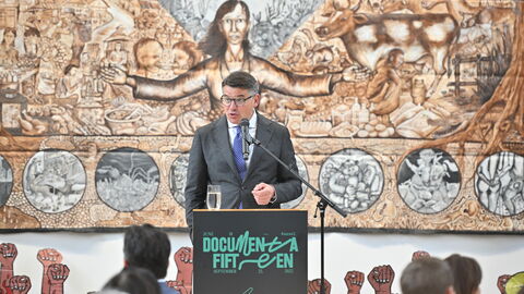 Ministerpräsident Boris Rhein hält anlässlich der ducumenta-Eröffnung eine Rede im Hallenbad Kassel.