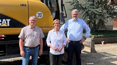 Staatssekretär Burghardt bei der Überreichung des Förderbescheids in Nüsttal