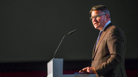 Ministerpräsident Rhein bei seiner Rede am Pult des Deutschen Landfrauentags