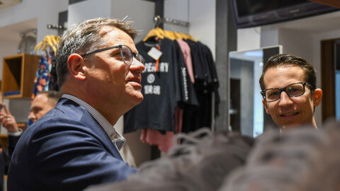 Boris Rhein auf dem Wochenmarkt in Bad Nauheim