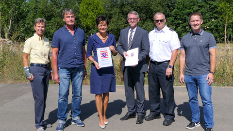 Europaministerin Lucia Puttrich bei der Übergabe der Förderung an Bürgermeister Benjamin Harris mit Vertretern der Stadt und Feuerwehr 