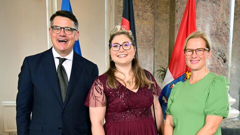 Ministerpräsident Boris Rhein mit seiner Frau Tanja Raab-Rhein und Stefanie I., die Gebietsweinkönigin der Hessischen Bergstraße; Stefanie Kippenhan.  