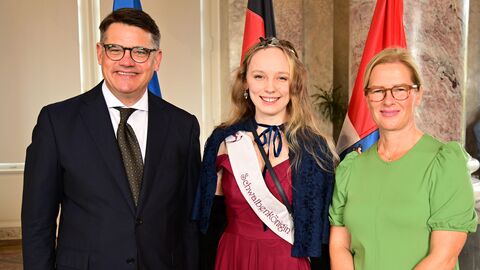 Ministerpräsident Boris Rhein mit seiner Frau Tanja Raab-Rhein und die Schwalbenkönigin Pia I., Pia-Carolina Plump