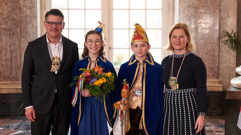 Ministerpräsident Boris Rhein und seine Frau Tanja Raab-Rhein empfangen im Schloss Biebrich in Wiesbaden hessische Fastnachtsvereine