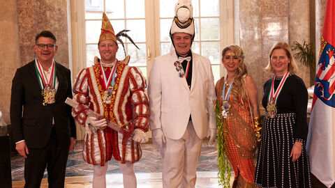 Ministerpräsident Boris Rhein und seine Frau Tanja Raab-Rhein empfangen im Schloss Biebrich in Wiesbaden hessische Fastnachtsvereine