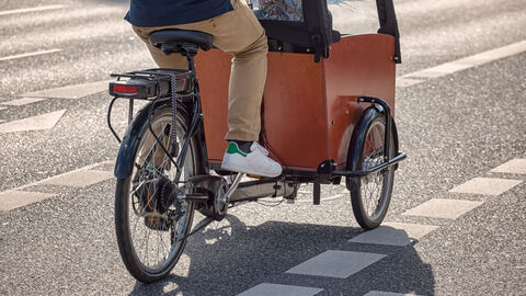 Mann fährt auf einem Lastenrad