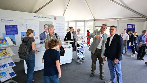 Ministerpräsident Boris Rhein besucht den "Treffpunkt Hessen" auf dem Hessentag. 