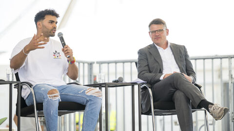 Der Frankfurter TikToker Younes Zarou (links) und Ministerpräsident Boris Rhein während der Gesprächsrunde unter dem Titel „Hessen lebt Respekt – was unser Land zusammenhält!“