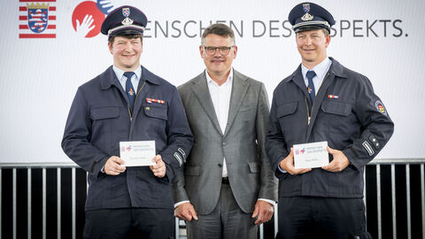 Ministerpräsident Boris Rhein (Mitte) und die „Menschen des Respekts“ Tobias und Christian Pfeifer