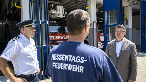 Gespräche mit Einsatzkräften standen auch auf dem Programm des Montags.