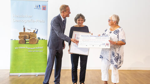 Der Chef der Hessischen Staatskanzlei und Demografie-Beauftragte der Landesregierung, Staatsminister Axel Wintermeyer, hat das Wohnprojekt „Gemeinsam ins Alter Schwalmstadt e.G.“ aus Schwalmstadt-Treysa mit dem dritten Platz beim Hessischen Demografie-Preis 2023 ausgezeichnet.