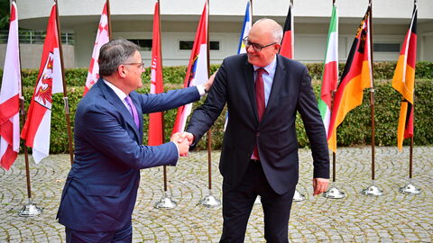 Begrüßung des Bürgermeisters der Freien Hansestadt Bremen, Dr. Andreas Bovenschulte (rechts) durch den Hessischen Ministerpräsidenten Boris Rhein (links)