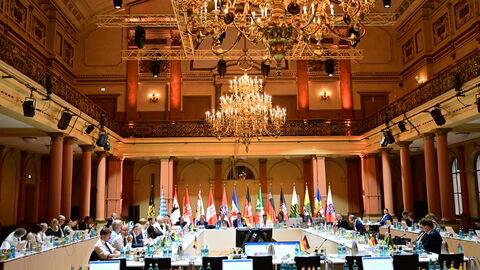 Blick in den Festsaal des Gesellschaftshaus Palmengarten, den Saal der Vorbesprechungen der Regierungschefinnen und Regierungschefs der B-Länder am Donnerstag sowie der Konferenz der Regierungschefinnen und Regierungschefs der Länder am Freitag