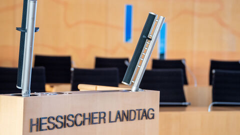Rednerpult im Hessischen Landtag