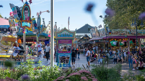 Volksfest Festplatz mit Fahrgeschäften