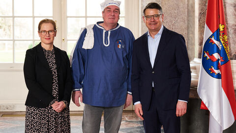 Ministerpräsident Boris Rhein empfängt gemeinsam mit seiner Frau Tanja Raab-Rhein den Müllerborsch der Stadt Mühlheim am Main im Wiesbadener Schloss Biebrich; Oliver Volz. 