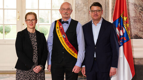 Ministerpräsident Boris Rhein empfängt gemeinsam mit seiner Frau Tanja Raab-Rhein den Büdinger Apfelsaftkönig vom Obst- und Gartenbauverein Vonhausen e.V. im Wiesbadener Schloss Biebrich; Achim Traumüller.
