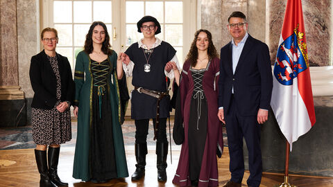 Ministerpräsident Boris Rhein empfängt gemeinsam mit seiner Frau Tanja Raab-Rhein Junker Hans und seine Burgfräulein aus Neustadt im Wiesbadener Schloss Biebrich; Nils Pfab, Thea Eckhardt und Nina Weissbecker.