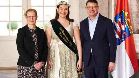 Ministerpräsident Boris Rhein empfängt gemeinsam mit seiner Frau Tanja Raab-Rhein Edelholzkönigin Maxi Marie Seibel aus Rodgau-Dudenhofen im Wiesbadener Schloss Biebrich.