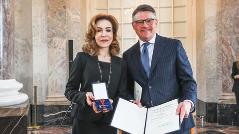 Ministerpräsident Boris Rhein überreichte Maryam Maleki den Verdienstorden der Bundesrepublik Deutschland.