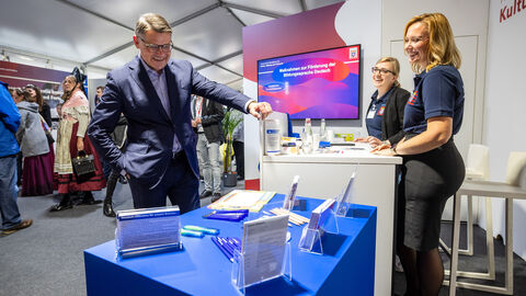 Ministerpräsident Rhein besucht den Stand des Kultusministeriums.