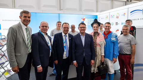 Ministerpräsident Rhein bei einem Rundgang durch den "Treffpunkt Hessen"