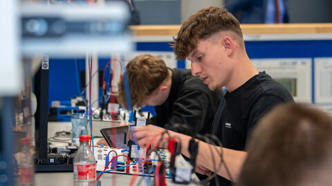 Ministerpräsident Boris Rhein besucht das Medizintechnologie-Unternehmen B. Braun