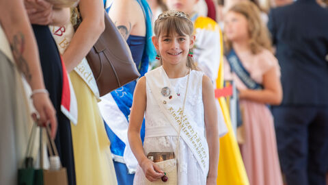 Die Witzenhäuser Kinderkirschenkönigin lächelt in die Kamera.