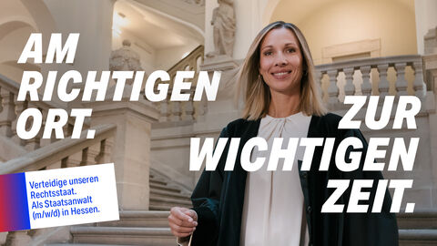 Eine junge Richterin steht in einem historischen Gerichtsgebäude. Text auf dem Bild: Am richtigen Ort. Zur wichtigen Zeit.