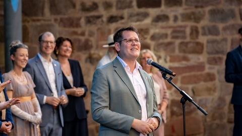 Eröffnung Hessentag 2025 Bad Vilbels Bürgermeister Sebastian Wysocki redet auf einer Bühne