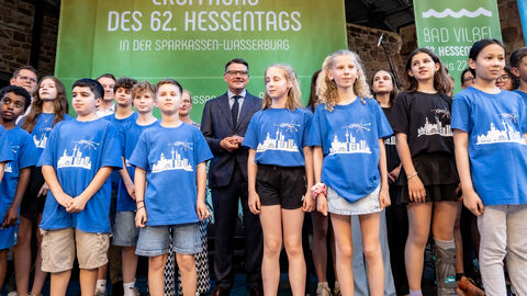 Eröffnung Hessentag 2025 Eine Gruppe Kinder steht mit Ministerpräsident Boris Rhein auf einer Bühne