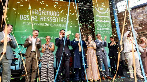 Bürgermeister Sebastian Wysocki, Staatskanzlei-Chef Benedikt Kuhn, Tanja Raab-Rhein, Ministerpräsident Boris Rhein, das Hessentagspaar Matthias Kallmeyer und Ena Kaufmann sowie Landrat Jan Weckler (v. l. n. r.) feiern die Eröffnung des Hessentages. Bürgermeister Sebastian Wysocki, Staatskanzlei-Chef Benedikt Kuhn, Tanja Raab-Rhein, Ministerpräsident Boris Rhein, das Hessentagspaar Matthias Kallmeyer und Ena Kaufmann sowie Landrat Jan Weckler (v. l. n. r.) feiern die Eröffnung des Hessentages.
