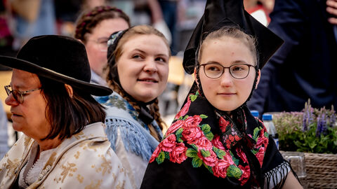Eröffnung Trachtenland Hessen Zwei Frauen in einer Tracht.