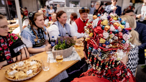 Eröffnung Trachtenland Hessentag 2025 Mehrere Personen sitzen an einem Tisch.