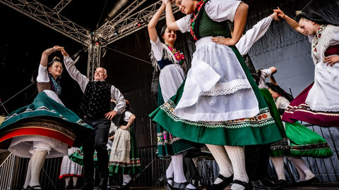 Eröffnung Trachtenland Hessentag 2025 Mehrere Personen tanzen auf einer Bühne.