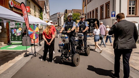 Eröffnung Hessentag 2025 Mehrere Personen auf einer Straße