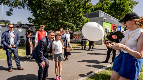 Eröffnung Hessentag 2025 Ministerpräsident Boris Rhein macht ein Foto mit einem Kind.