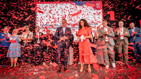 Eröffnung Treffpunkt Hessen Hessentag 2025 Mehrere Menschen stehen auf einer Bühne und es regnet rotes Konfetti.
