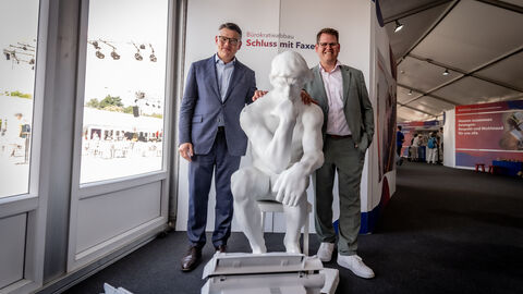 Eröffnung Treffpunkt Hessen Hessentag 2025 Ministerpräsident Boris Rhein und Bad Vilbels Bürgermeister Sebastian Wysocki stehen jeweils seitlich von einer weißen Statue.