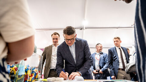 Eröffnung Treffpunkt Hessen Hessentag 2025 Ministerpräsident Boris Rhein unterschreibt ein Papier.