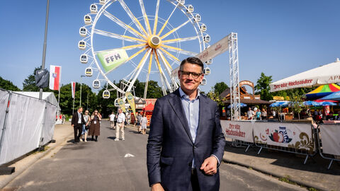 Eröffnung Hessentag 2025 Ministerpräsident Boris Rhein steht vor einem Riesenrad.