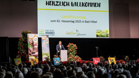 Ministerpräsident Boris Rhein bei den Landfrauen Ministerpräsident Boris Rhein steht vor einer Menge Menschen und hält eine Rede.