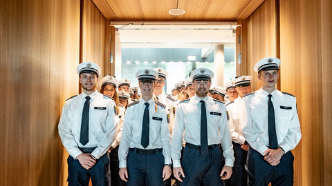 Vereidigung Kommissaranwärter Hessentag 2025 Mehrere Personen in Uniform stehen in einer Reihe.
