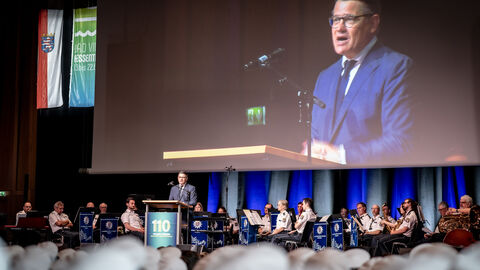 Vereidigung Kommissaranwärter Hessentag 2025 Ministerpräsident Boris Rhein steht auf einer Bühne vor vielen Menschen in Uniform.