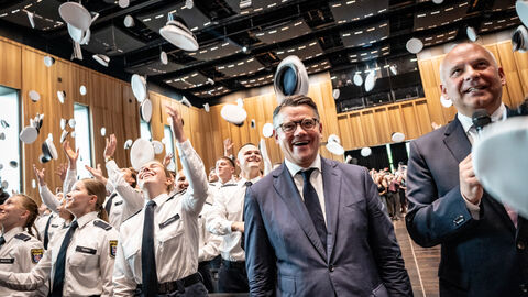 Vereidigung Kommissaranwärter Hessentag 2025 Ministerpräsident Boris Rhein und Innenminister Roman Poseck stehen in einer Menschenmenge.