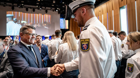 Vereidigung Kommissaranwärter Hessentag 2025 Ministerpräsident Boris Rhein schüttelt die Hand eines Polizisten.