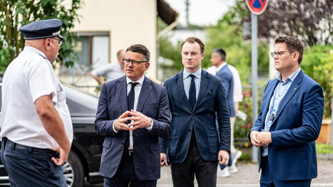 Vereidigung Kommissaranwärter Hessentag 2025 Ministerpräsident Boris Rhein spricht mit Polizisten.